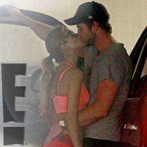 Liam Hemsworth, Eiza Gonzalez, Kissing Liam Hemsworth, Eiza Gonzalez, Kissing